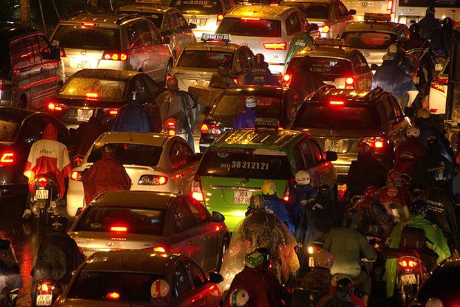 Hàng ngàn người dân Thủ đô chôn chân trong mưa rét vì tắc đường